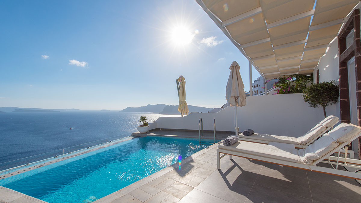 Honeymoon Suite with Private Heated Pool & Caldera View